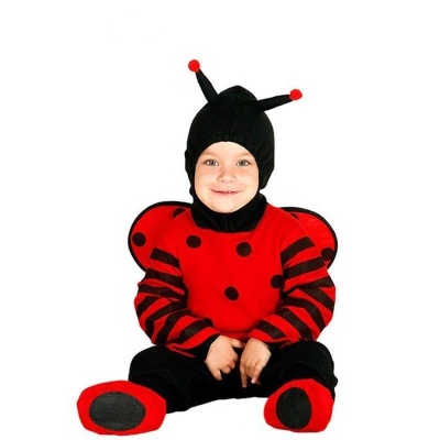 Criança com fato de joaninha vermelho e preto com antenas sentado