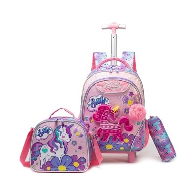 Conjunto escolar rosa com mochila de rodinhas, bolsa e estojo com desenhos de unicórnios.