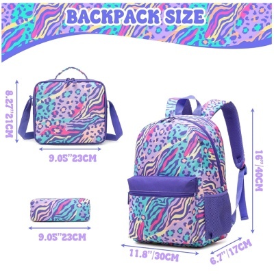 Conjunto de mochila, bolsa de ombro e estojo coloridos com padrão animal print e listras.