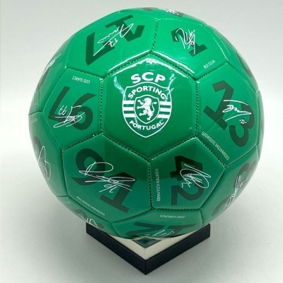 Bola de futebol verde SCP Sporting Portugal com assinaturas