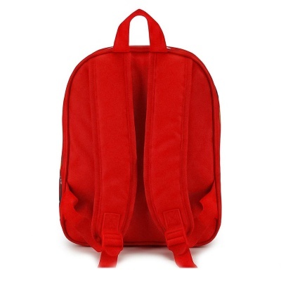 Mochila vermelha vista de costas com alças acolchoadas.