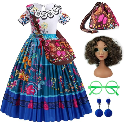 Vestido infantil azul com padrões florais, blusa branca bordada, bolsa castanha estampada, óculos verdes, brincos azuis, peruca cacheada