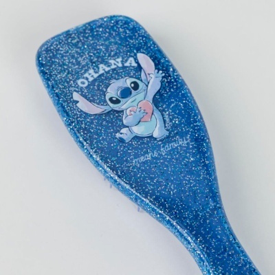 Escova de cabelo azul brilhante com glitter e personagem Stitch segurando coração cor-de-rosa.