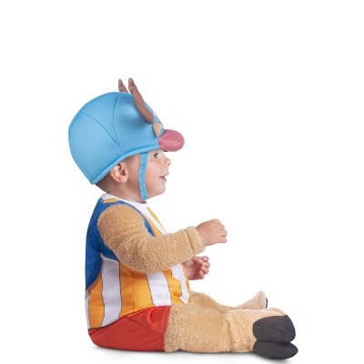 Criança com fato de pelúcia e capacete azul com chifres e focinho