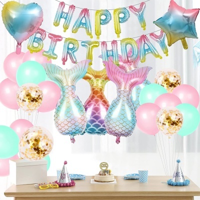 Decoração colorida de festa de aniversário com balões metalizados e de látex