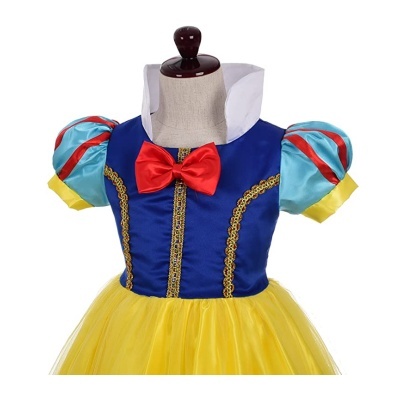Vestido infantil estilo Branca de Neve azul, amarelo e vermelho