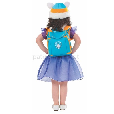 Criança de costas com vestido roxo, mochila azul e chapéu colorido com orelhas