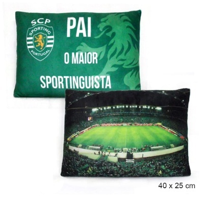 Almofada verde com logotipo do Sporting Clube de Portugal e almofada com imagem do estádio de futebol à noite