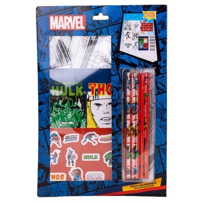 Conjunto escolar Marvel com lápis, apontador, borracha e caderno com design de super-heróis.