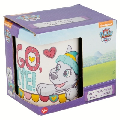 Caneca branca com personagem Everest do Paw Patrol e texto colorido dentro de caixa roxa