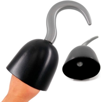 Ganchos de pirata de plástico preto e cinza, um na mão e outro no fundo branco