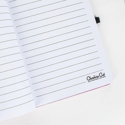 Caderno aberto com linhas e texto Cheshire Cat no canto inferior direito