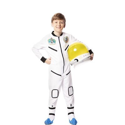 Criança em fato de astronauta branco a segurar capacete amarelo