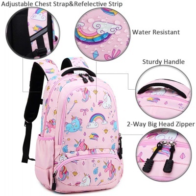 Mochila rosa com padrão de unicórnios, arco-íris e nuvens