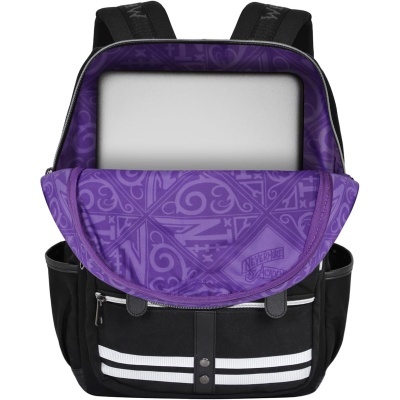 Mochila preta com interior roxo e bolso frontal