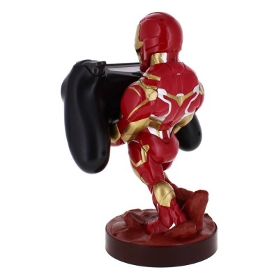 Boneco Homem de Ferro vermelho e dourado a segurar comando preto