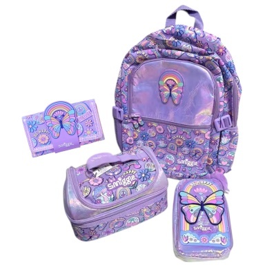 Mochila, lancheira, carteira e estojo lilás com estampas de borboletas e flores da marca Smiggle