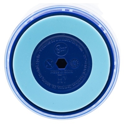 Selo circular azul com texto em relevo 'Made in China' sobre contexto azul claro