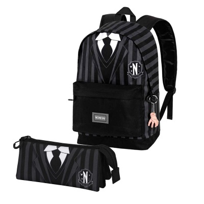 Mochila preta com padrão riscas cinzentas e estojo combinando.