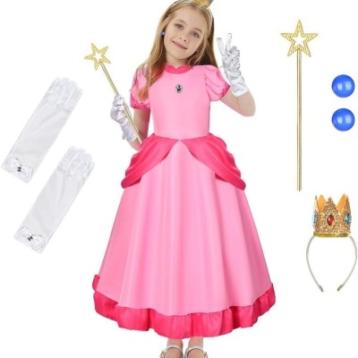 Menina vestida com um vestido cor-de-rosa de princesa, usando coroa dourada, luvas brancas e segurando um cetro estrela dourado, com acessórios adicionais ao lado