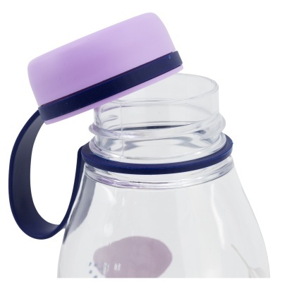 Garrafa transparente com tampa roxa e pega azul escuro