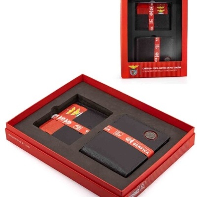 Conjunto de porta-cartões e porta-moedas em pele preta com caixa vermelha