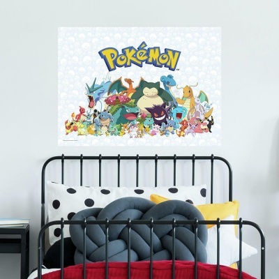 Poster Pokémon colorido na parede acima de cama com cama de ferro preta e almofadas