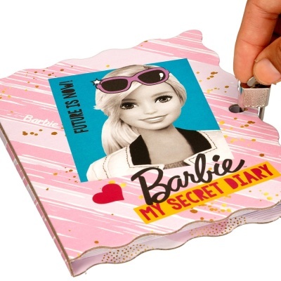 Diário secreto Barbie rosa com cadeado prateado sendo fechado