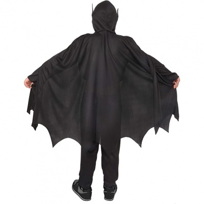Fato preto com asas de morcego e capuz visto de costas