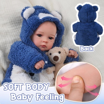 Boneco bebé com fato de urso azul e ursinho castanho