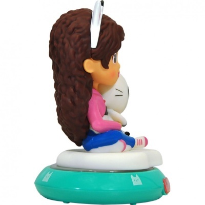 Figura de menina com cabelo castanho e roupas coloridas sobre base verde