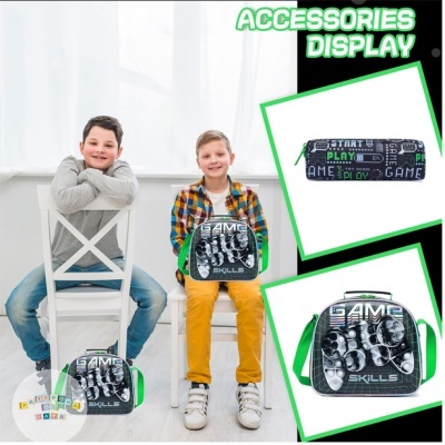 Mochilas infantis de videojogos preto e verde exibidas por crianças sentadas em cadeiras brancas
