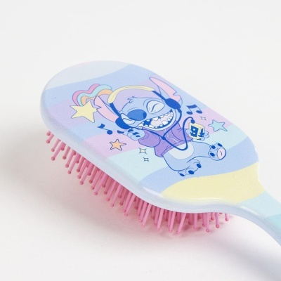 Escova de cabelo azul com cerdas rosa e ilustração da personagem Stitch a ouvir música.