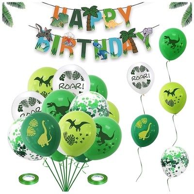 Decoração de aniversário com balões e letras penduradas de tema dinossauro em várias cores