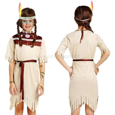 Fato infantil bege com franjas, faixa marrom e faixa de cabeça com penas vermelhas