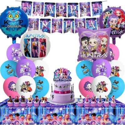 Decoração festa aniversário com balões, banner HAPPY BIRTHDAY, bolo temático roxo e personagens de animação