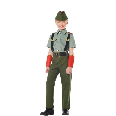 Criança com uniforme militar verde, suspensórios pretos e boina