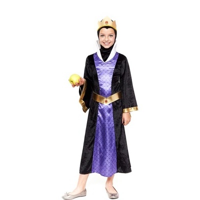 Criança vestida com fantasia de rainha malvada preta e roxa com coroa dourada, segurando maçã amarela