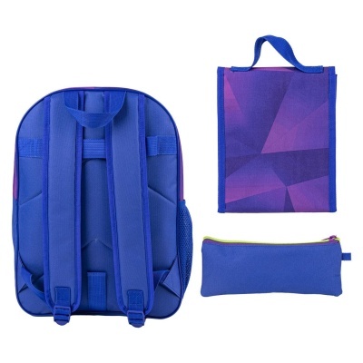 Conjunto mochila azul, bolsa de mão roxa/azul com padrão geométrico, e estojo azul com fecho amarelo