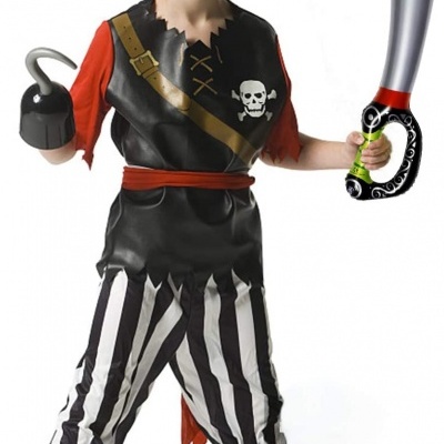 Criança com fato de pirata, espada e gancho, fundo branco