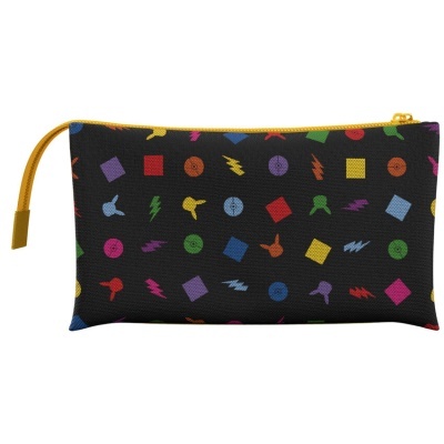 Estojo preto com padrão colorido de formas e ícones, fecho amarelo.