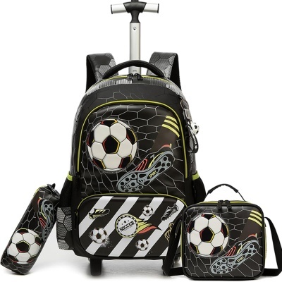 Conjunto escolar com mochila, estojo e lancheira com padrão de futebol em preto, branco e amarelo.