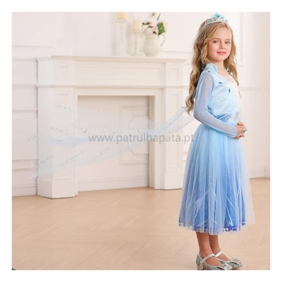 menina com vestido de princesa azul claro e coroa