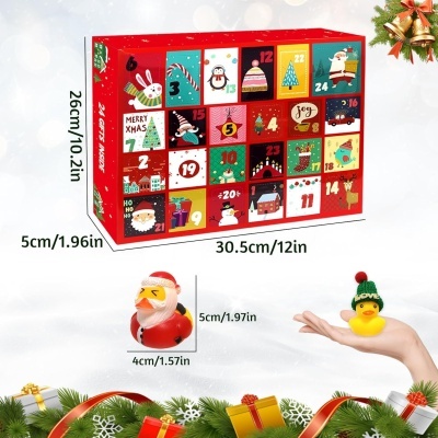 Caixa de advento vermelha decorada com números e figuras natalícias, pato e papai noel pequenos de plástico e decoração verde e dourada no fundo