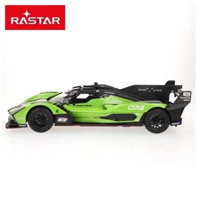 Carro desportivo verde e preto com várias inscrições em fundo branco e logótipo RASTAR