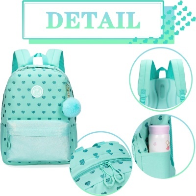 Mochila turquesa com padrão de corações e pendente de pompom