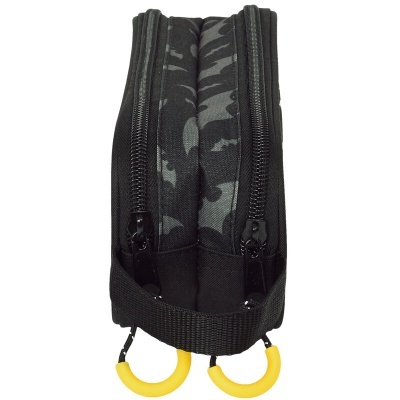 Estojo escolar duplo preto com padrão camuflado e argolas amarelas nos zíperes