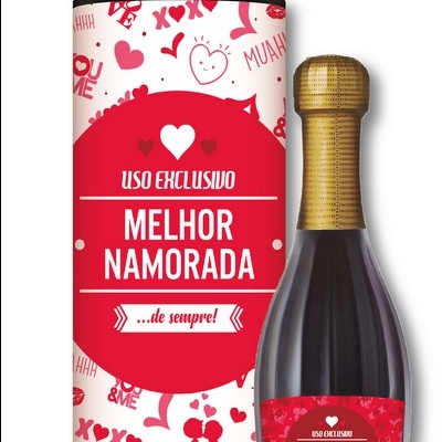 Garrafa e embalagem com design vermelho e branco para Dia dos Namorados, texto Melhor Namorada.