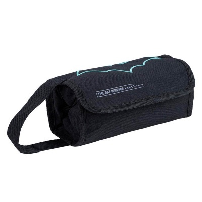 Estojo escolar preto com apontamento azul claro e texto THE BAT-MISSION 1 1 1 1