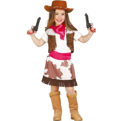 Menina com fato de cowgirl castanho e branco segurando duas pistolas de brinquedo